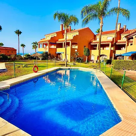 Coastal Retreat-sleeps 5 Sea View Pool & Parking Апартаменты