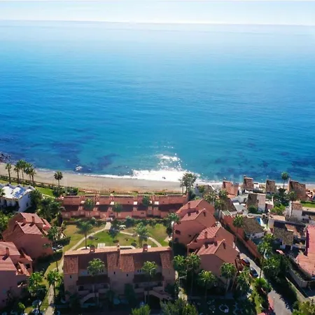 Апартаменты Coastal Retreat-sleeps 5 Sea View Pool & Parking *